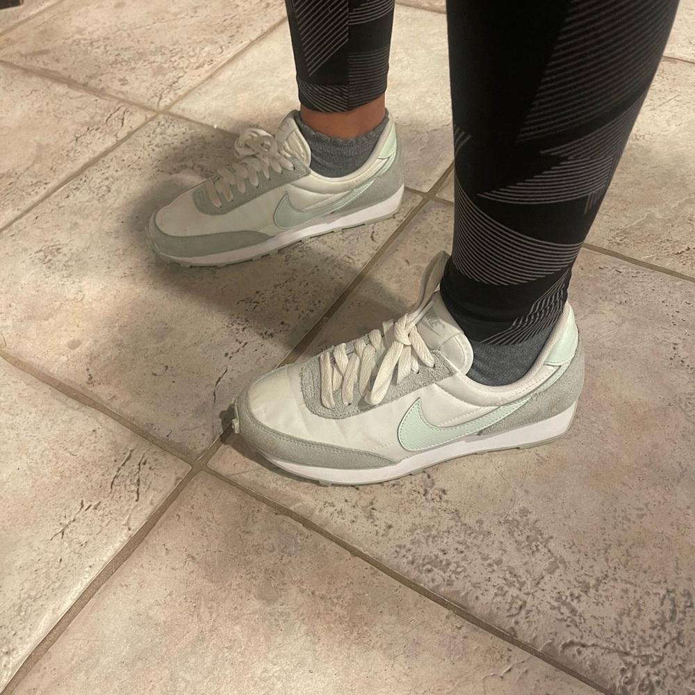 Nike shoes - Picture 5 of 6